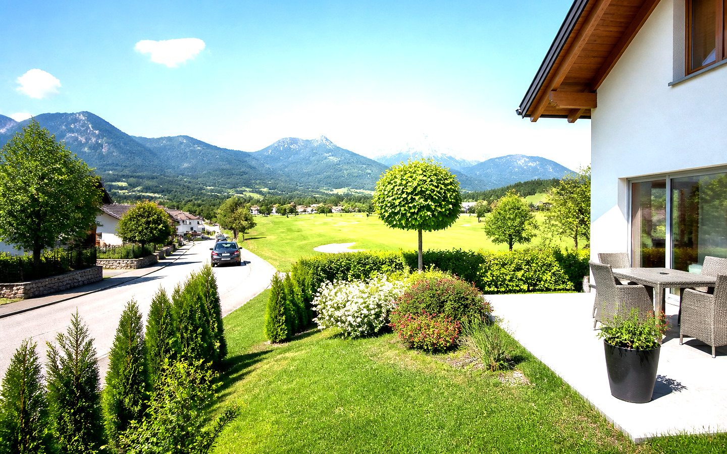 Terrasse eines Wohnhauses neben einer Golfanlage